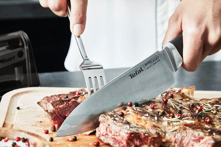 Tefal Ever Sharp Kochmesser, 16,5 cm, integrierter Messerschärfer in der Hülle, Scheibe, schneidet u