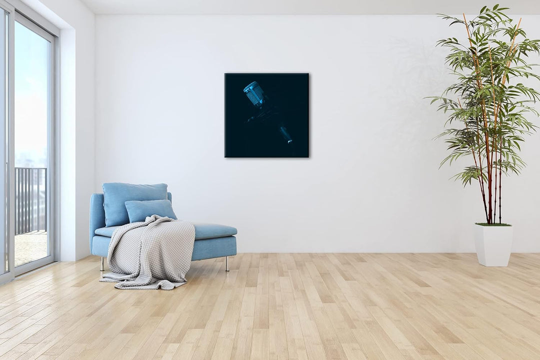 Mikrofon im dunklen Tonstudio Format: 70x70 Effekt: Monocrome Blau als Leinwand, Motiv fertig gerahm