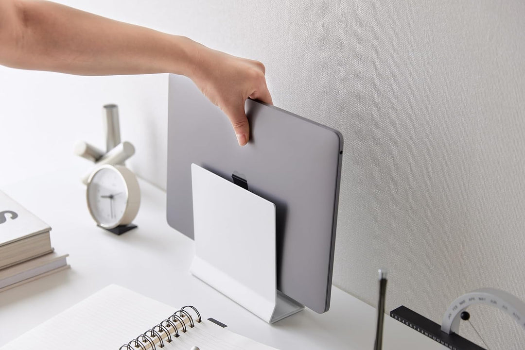 Yamazaki 4498 Tower Schlanker Laptop-Ständer, weiss, Stahl/Silikon/Polypropylen, Minimalistisches De