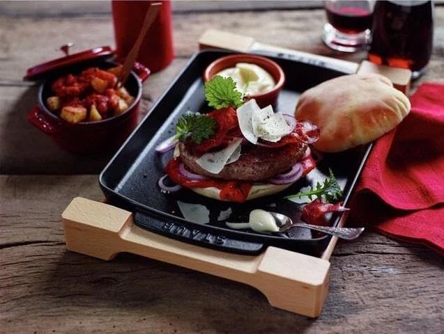 Staub Teller mit Holzunterlage, rechteckig (33 x 23 cm, 1 L) schwarz