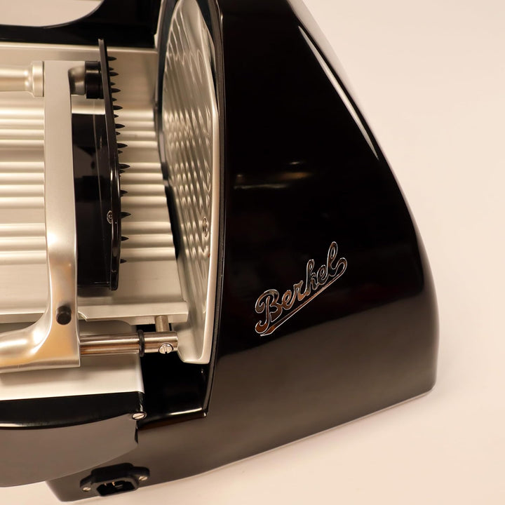 Berkel Aufschnittmaschine Home Line 200 Plus in schwarz mit passender Abdeckhaube von Berkel - Küche