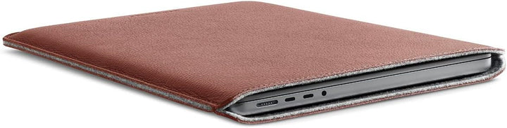 WOOLNUT Schutzhülle für MacBook Pro 14 – Laden in der Hülle – Vollnarbenleder, Innenseite aus Wollfi