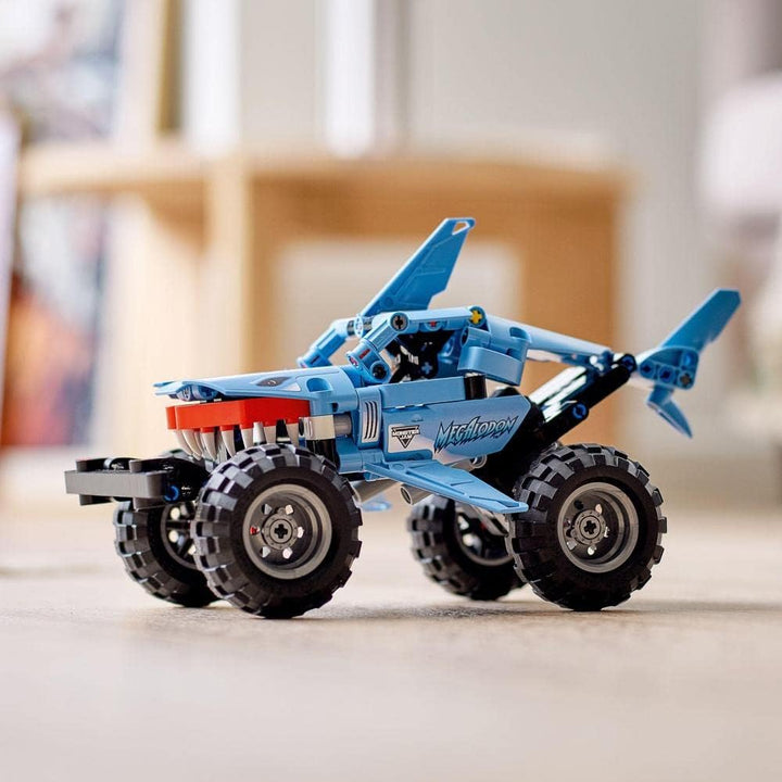 LEGO 42134 Technic Monster Jam Megalodon Modellbausatz, 2in1 Monster Truck im Hai-Design, Spielzeug-