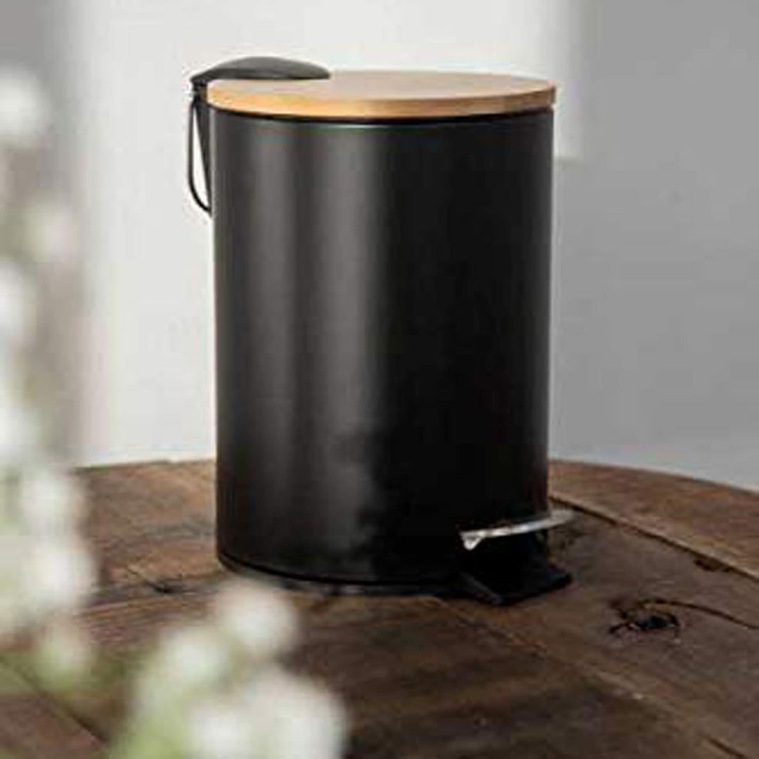 WENKO Kosmetik-Treteimer Mod. Tortona, schwarzer Eimer mit Bambusdeckel, 3 Liter, Badezimmer-Mülleim