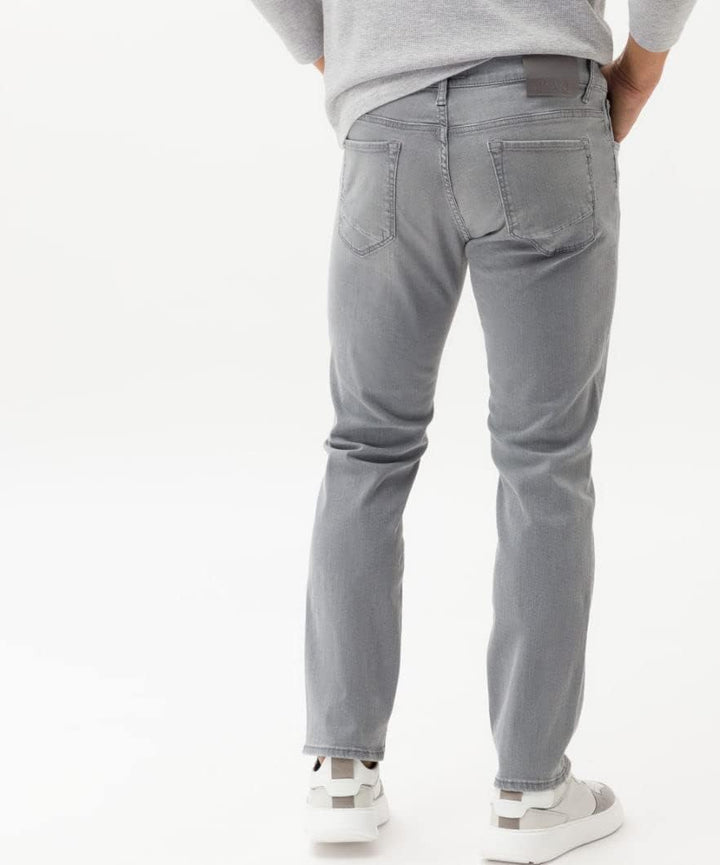 BRAX Herren Style Chuck Hi-Flex: Hochelastische Five-Pocket Jeans 31W / 34L Grau, 31W / 34L Grau