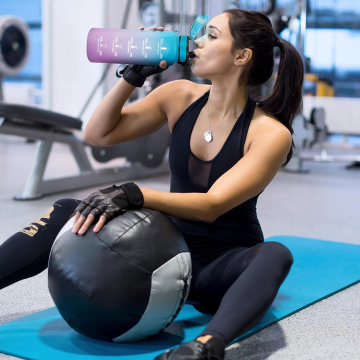 KollyKolla Trinkflasche Kohlensäure Geeignet, 500ml/1L/1.5L, Sport Trinkflasche mit Zeitmarkierung,