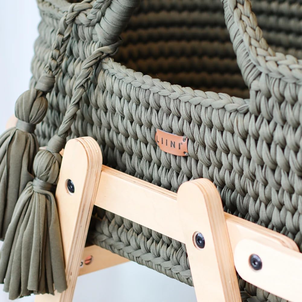 LIINI® Babywiege mit Moseskorb (Olive) – sanfte Wiegebewegung, handgehäkelt, nachhaltiges Holzgestel