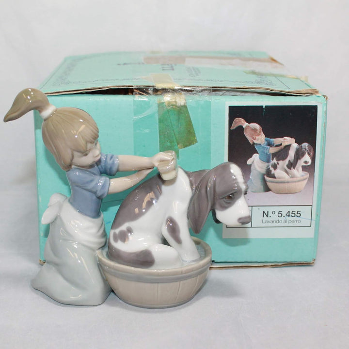 LLADRÓ Mädchen-Figur Hundebad. Mädchen. Porzellan.