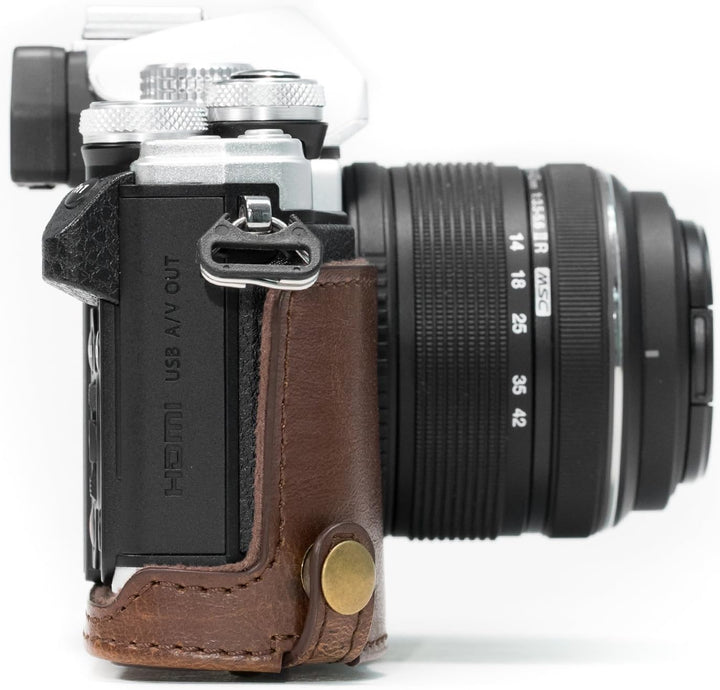 MegaGear Ever Ready Leder Kameratasche mit Trageriemen kompatibel mit Olympus OM-D E-M10 Mark II, E-