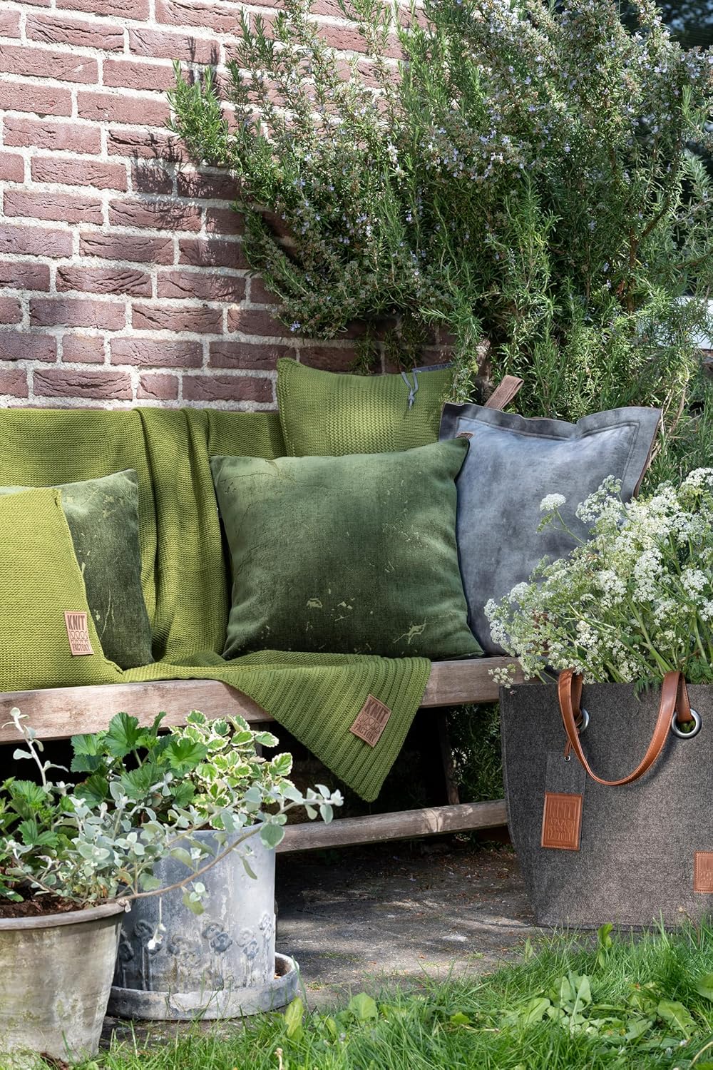 KNIT FACTORY - DAX Kissen - Luxuriöses und samtweiches Dekokissen - Sofakissen - 60x40 - Jeans 60x40
