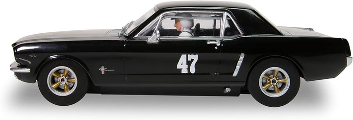 Ford Mustang, schwarz und goldfarben