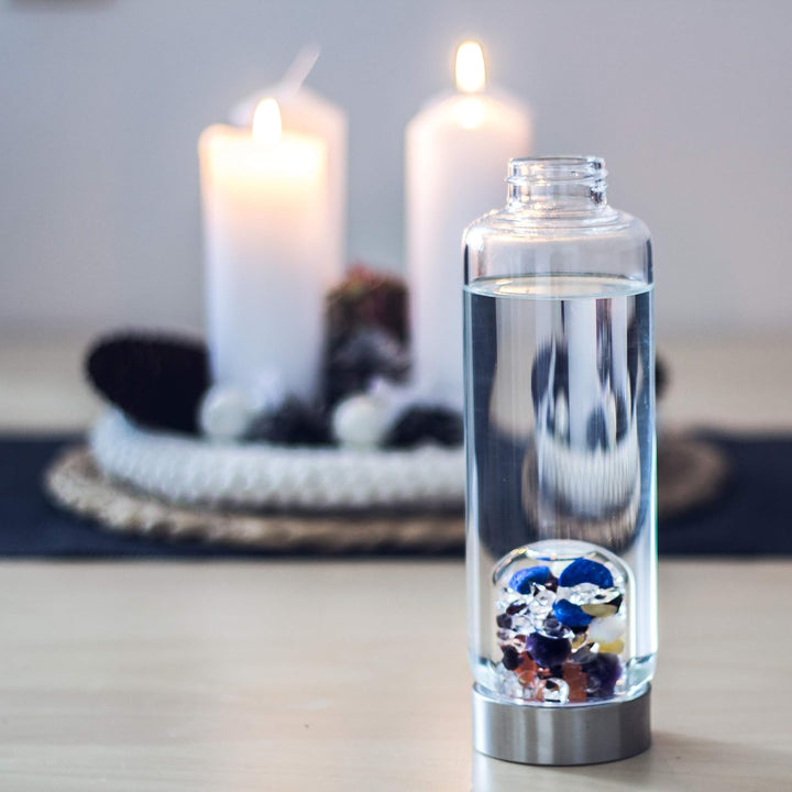 VitaJuwel ViA AYURVEDA - Wasserflasche mit Milchopal, Amethyst, Bergkristall, Lapislazuli, Granat, K