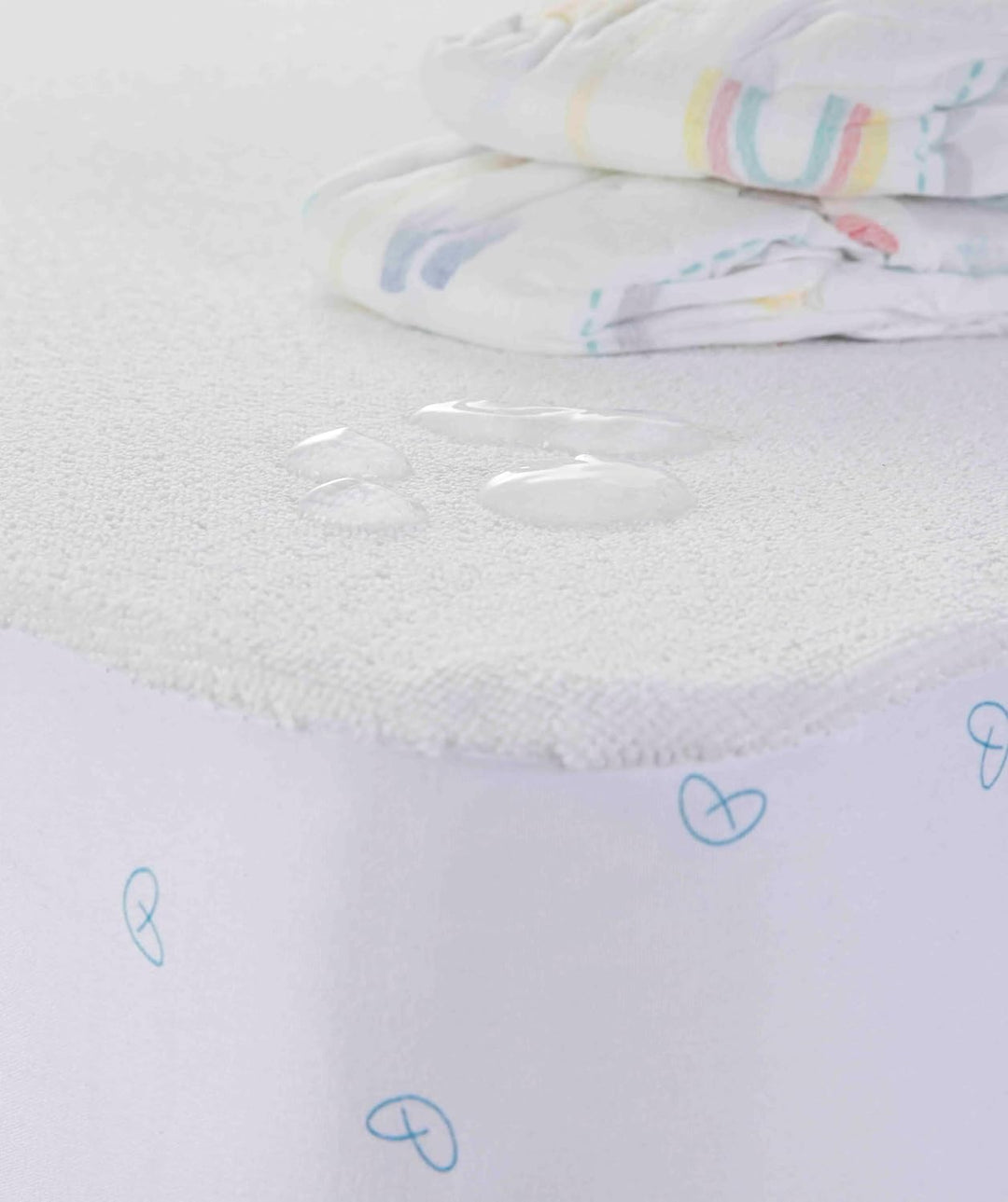 Wasserdichter Matratzenschoner für Babybett, saugfähig, atmungsaktiv und antibakteriell. (50 x 85 cm