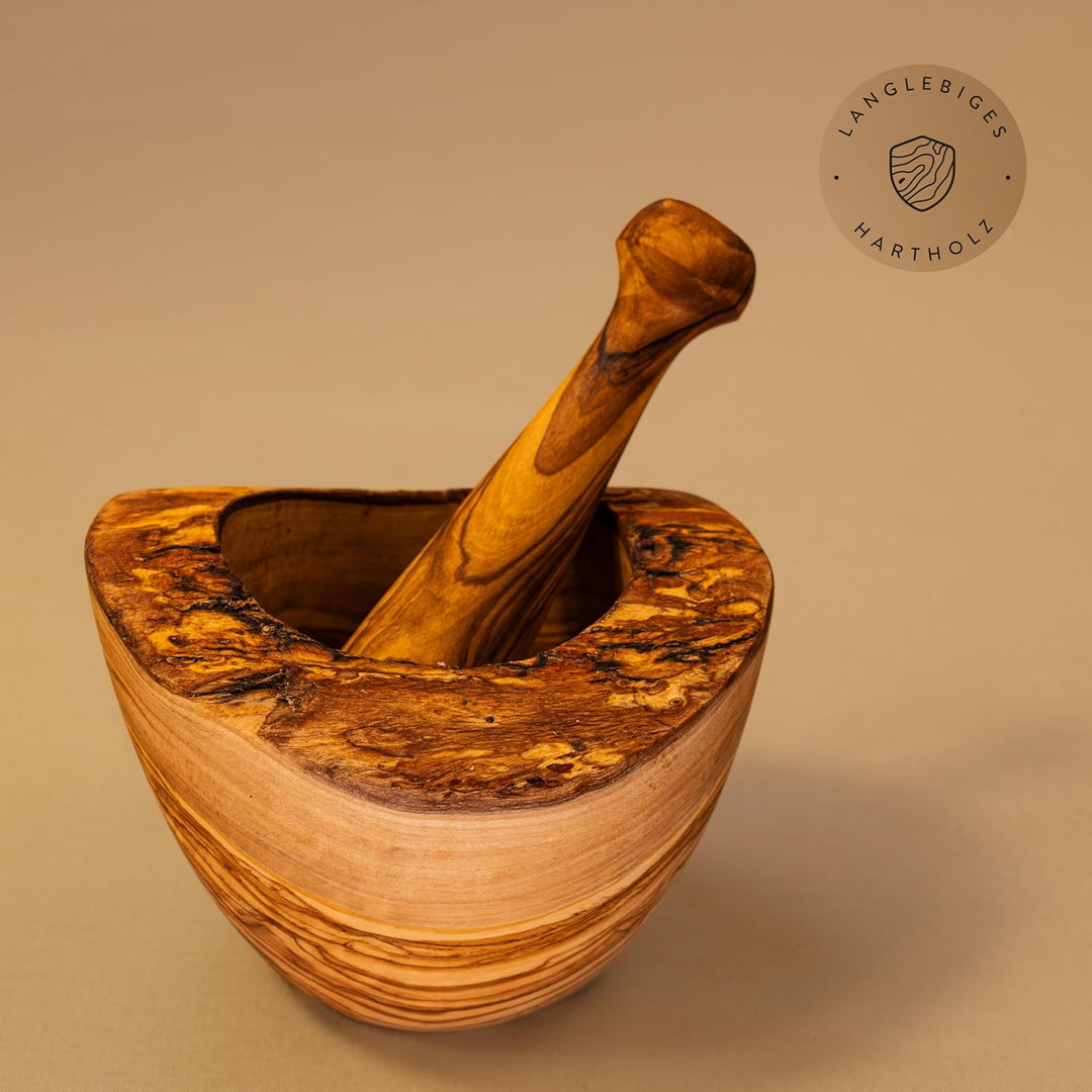 das Olivenholzbrett® Mörser und Stössel aus Olivenholz/im Naturschnitt und mit Rindeteilen am Rand/c
