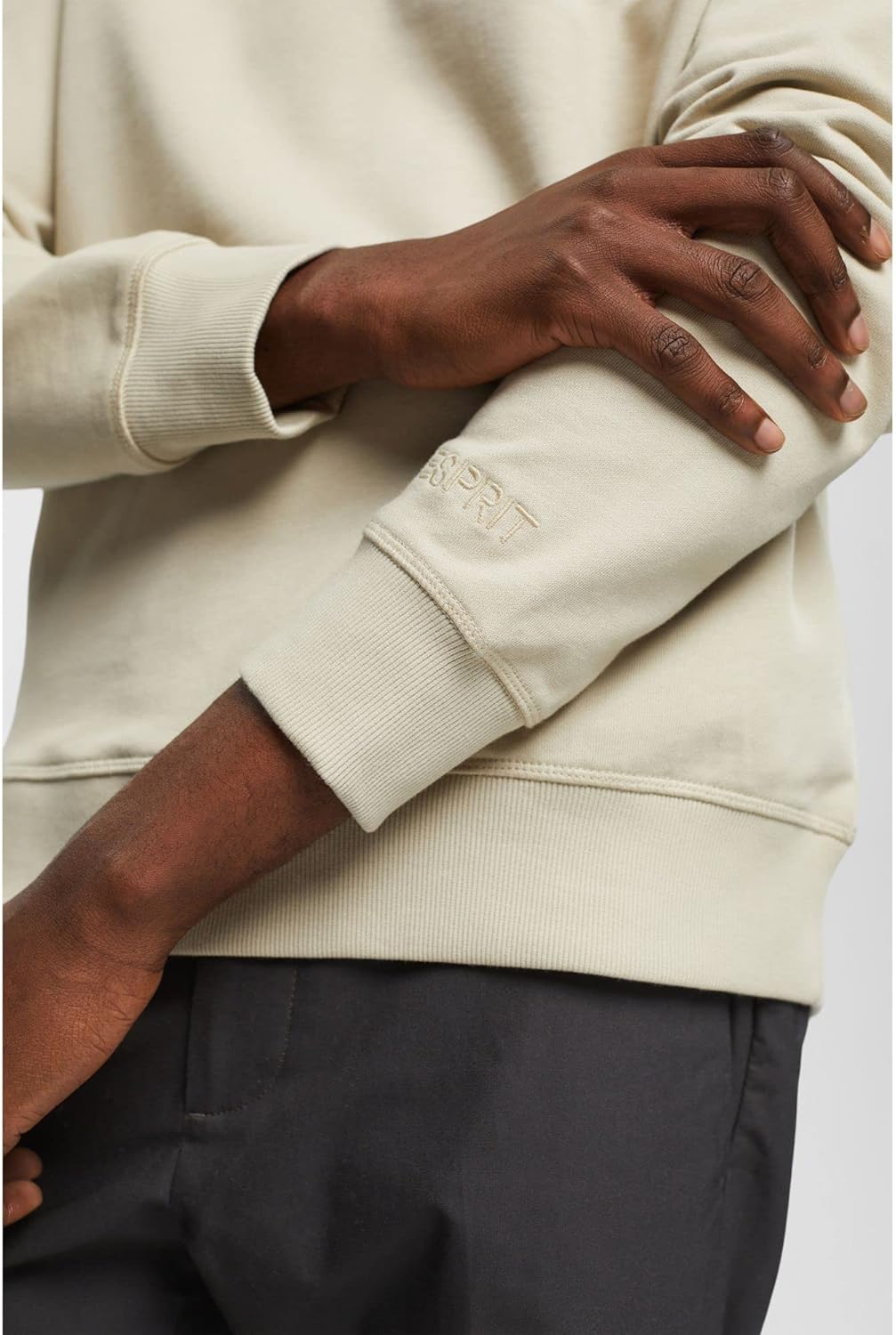 ESPRIT Sweatshirt mit Logostickerei auf dem Ärmel
