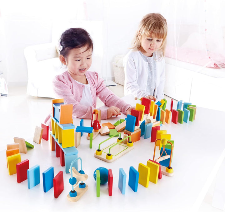 Hape Domino-Set aus Holz | Preisgekröntes Set aus Dominosteinen für Kinder, 107 stabile Dominosteine
