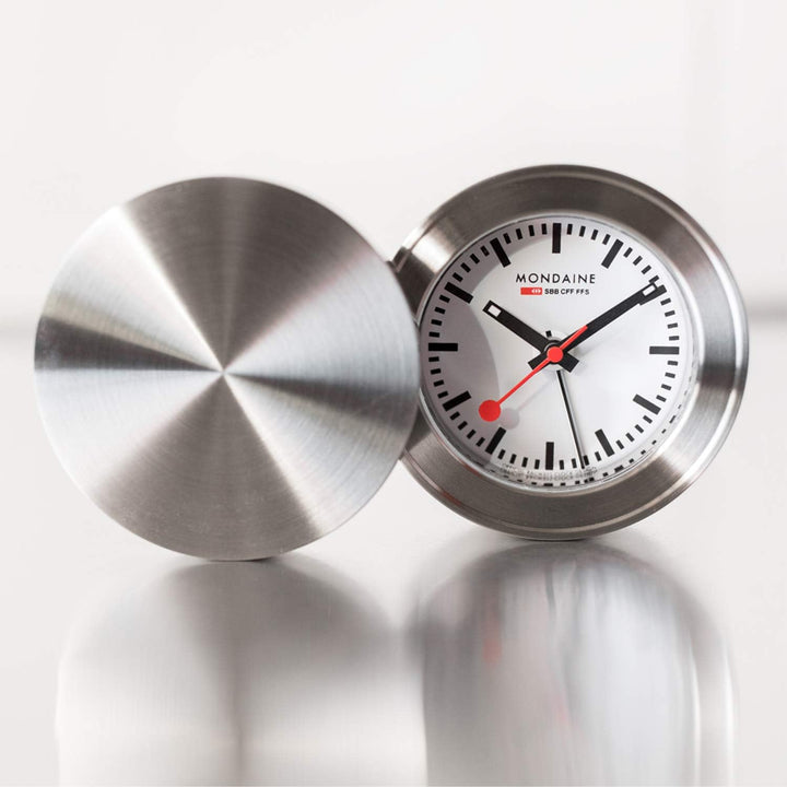 Mondaine - Wecker MSM.64410 Tischuhr 50mm - Bahnhofsuhr aus Messing gehärtetes Mineralglas staubbest