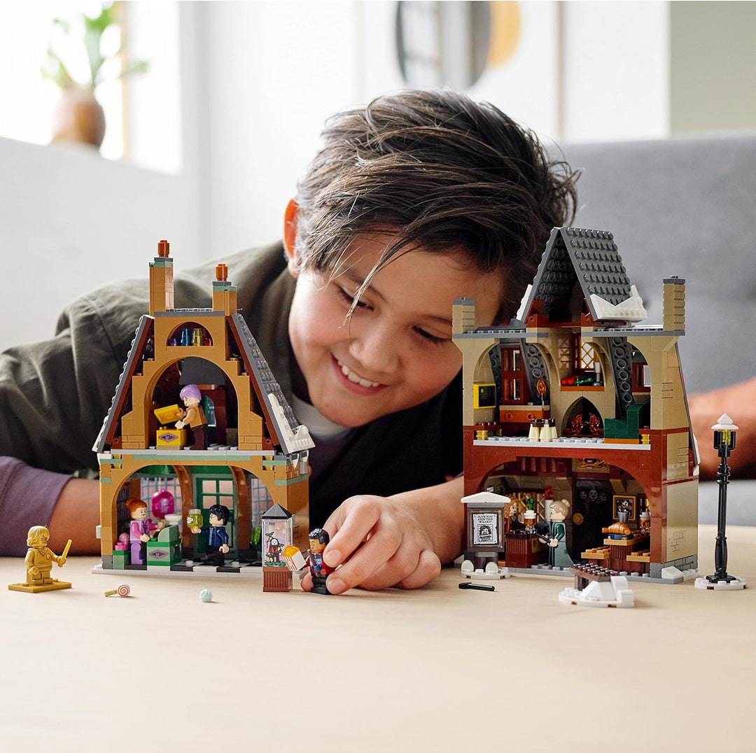 LEGO 76388 Harry Potter Besuch in Hogsmeade Spielzeug für Jungen und Mädchen ab 8 Jahre, Set zum 20.
