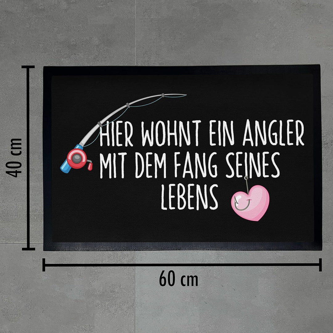 Trendation - Fussmatte Angler Geschenk Angeln Lustiger Spruch Fussmatte 60x40 cm Hier Wohnt EIN Angl