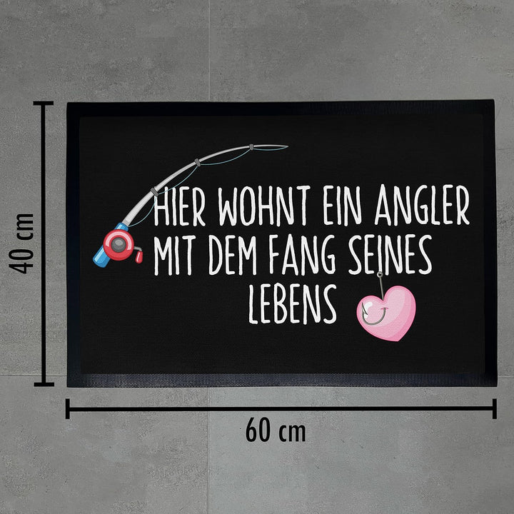 Trendation - Fussmatte Angler Geschenk Angeln Lustiger Spruch Fussmatte 60x40 cm Hier Wohnt EIN Angl