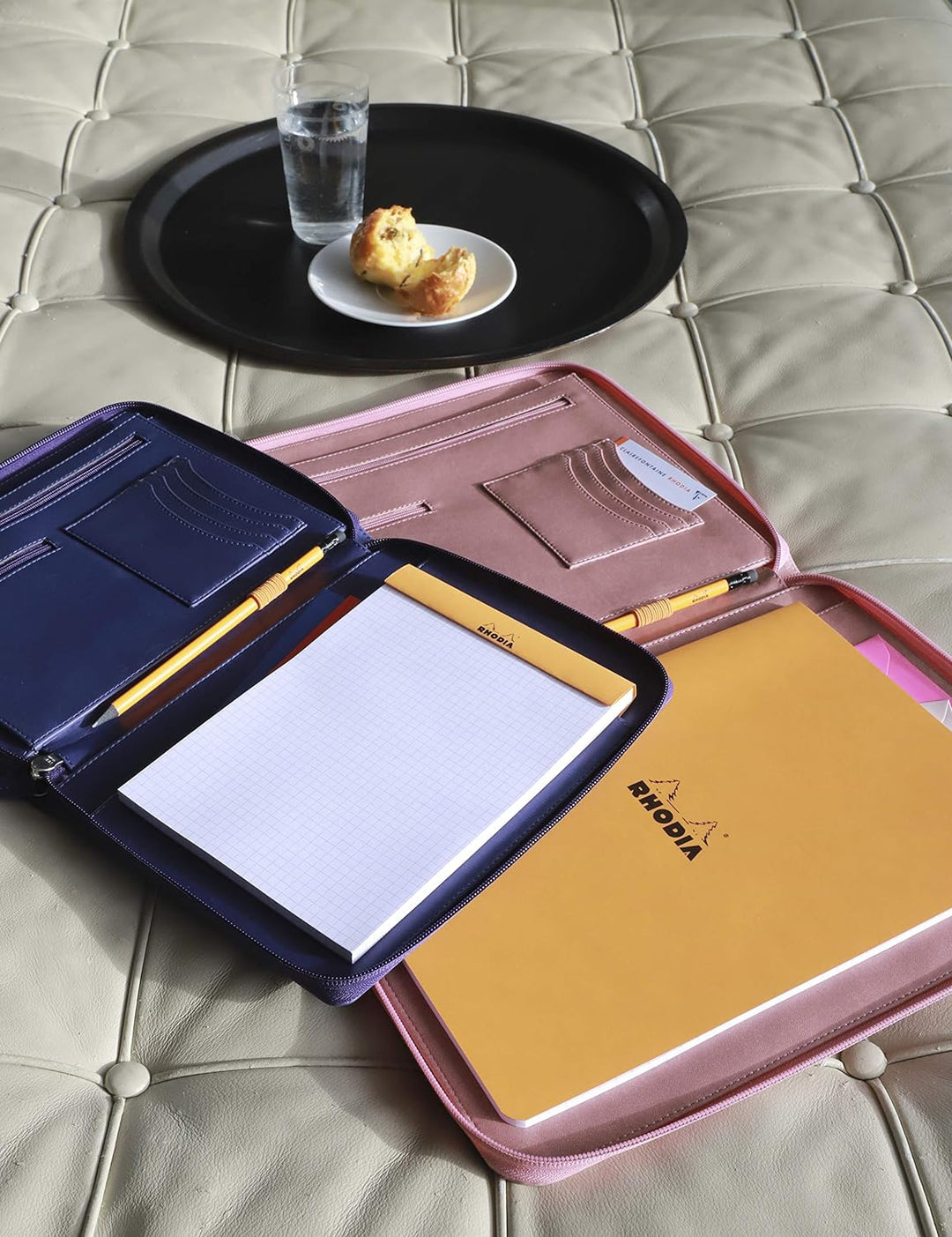 Rhodia 168124C - Konferenzmappe Rhodiarama 25,5x34 cm, mit Etui, dehnbare Haupttasche, 2 flache Reis