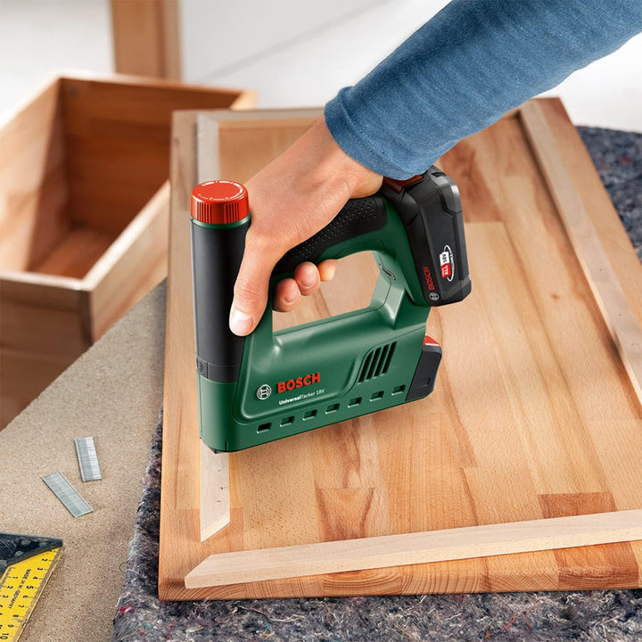 Bosch Akku-Tacker UniversalTacker 18V-14 (Tackern/heften in Weich-und Hartholz; für Klammern und Näg
