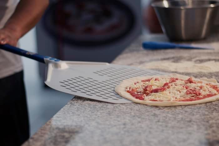 GIMETAL A-37RF Pizzaschaufel aus eloxiertem Aluminium, gelocht, 36 x 36 cm, Griff 1,50 m