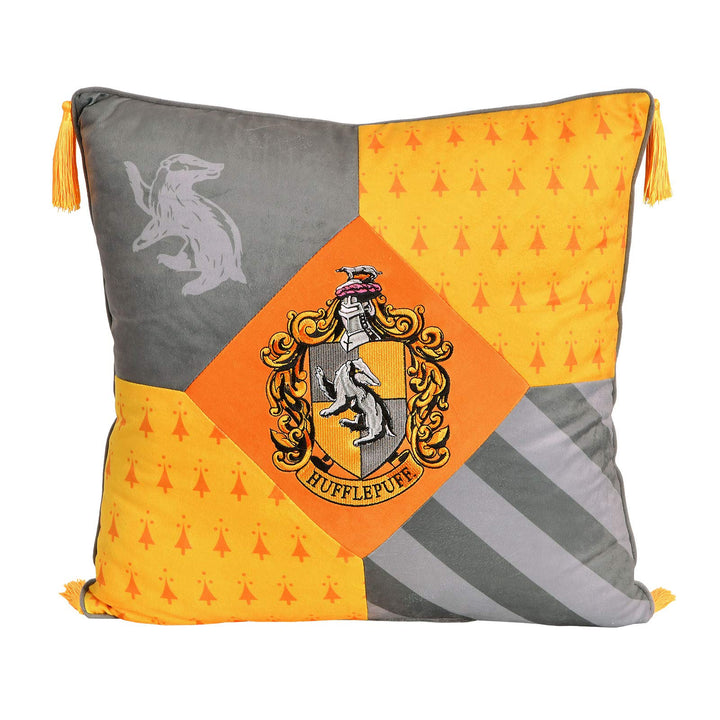 Elbenwald Harry Potter Kissen mit Quasten im Hufflepuff Design mit gesticktem Wappenpatch in den Hau