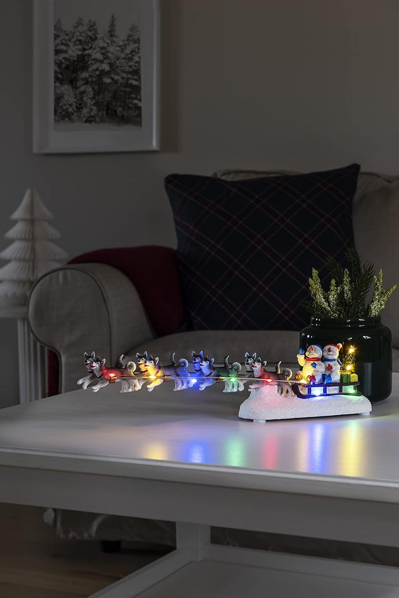 Konstsmide LED Szenerie"Schneemann mit Hundeschlitten", 6H Timer, 10 bunte Dioden, batteriebetrieben