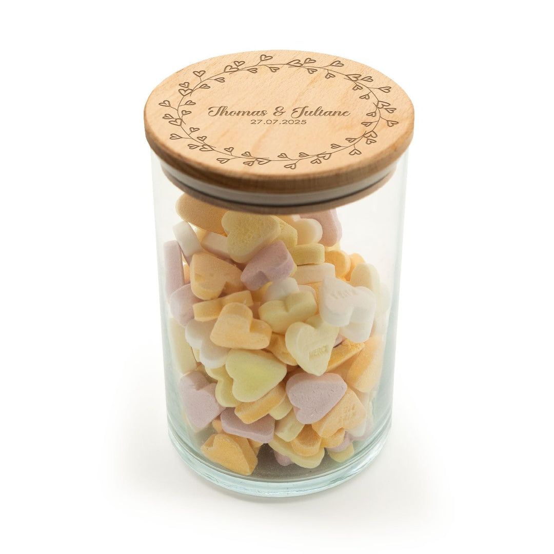 GRAVURZEILE Vorratsglas mit graviertem Holzdeckel - Kranz Herzen - Personalisiert mit Name & Datum -