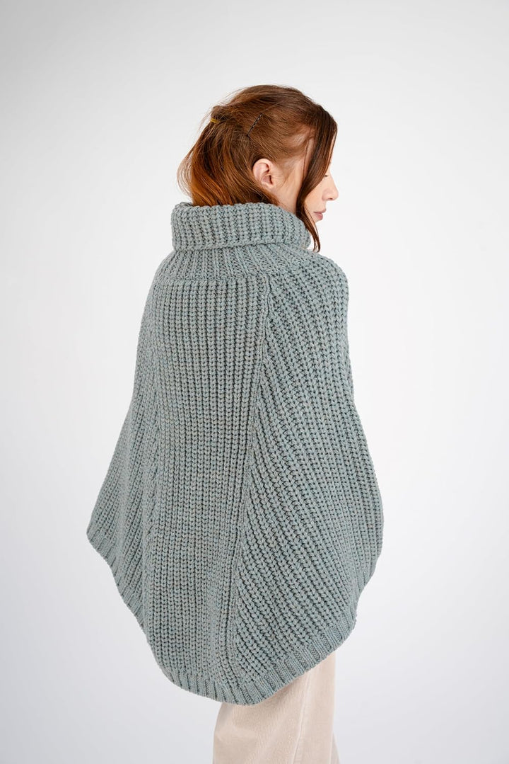 SAOL Damen Strickjacke aus 100% Merinowolle Zopfmuster Irische Aran Poncho Einheitsgrösse Skylight,