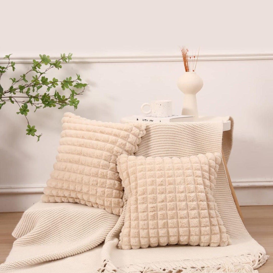 Mandioo 2er Set Super Soft Plüsch Faux Pelz Dekokissen Kissenbezüge 50x50 cm Beige, Plaid Textur Mod