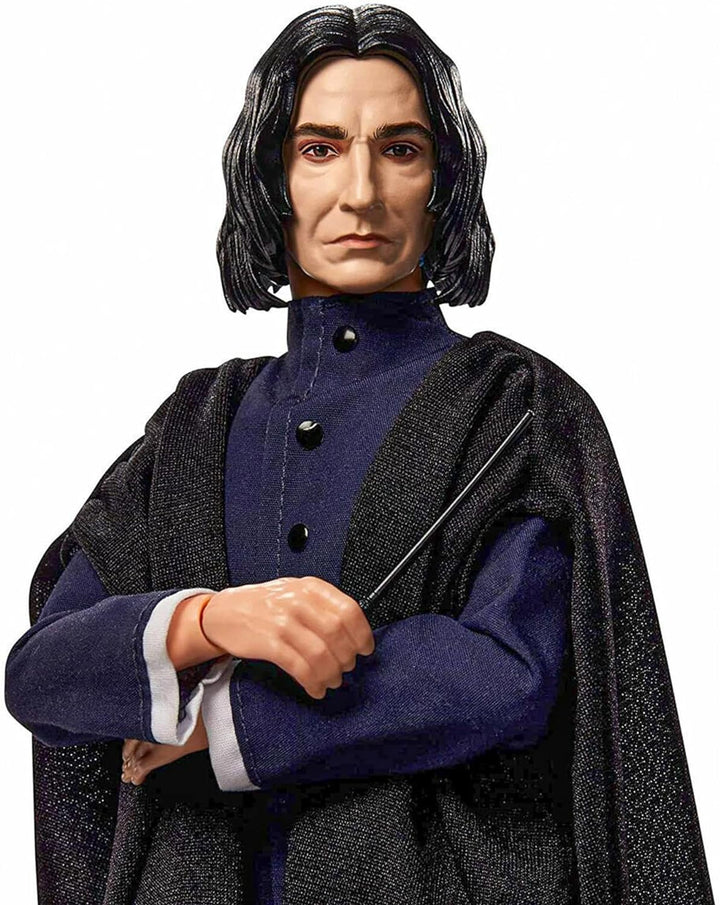 Harry Potter Mattel GNR35 - Professor Snape Puppe (ca. 30 cm), mit schwarzer Jacke, Umhang und Zaube