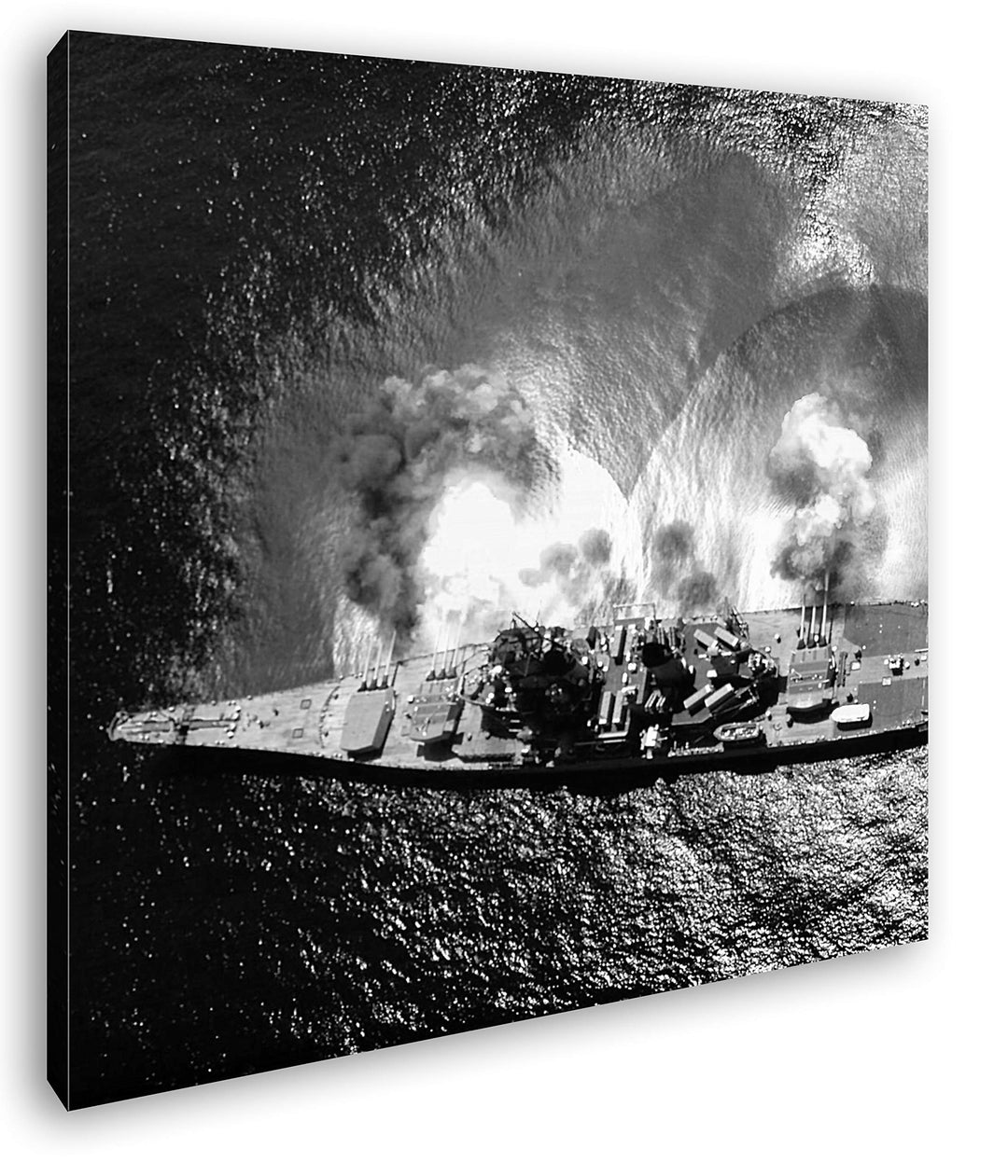 deyoli gewaltiges Kampfschiff im Einsatz Format: 70x70 Effekt: Schwarz&Weiss als Leinwandbild, Motiv