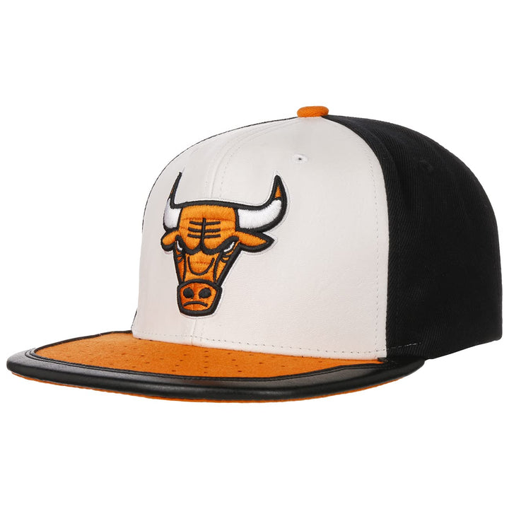 Mitchell & Ness Day One Snap Bulls Cap Basecap Baseballcap Flat Brim NBA Chicago (One Size - weiss-o