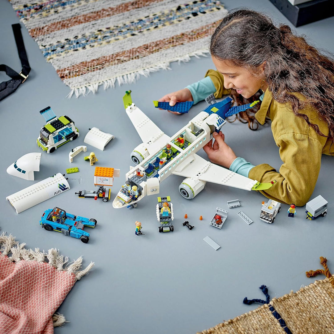 LEGO 60367 City Passagierflugzeug Spielzeug-Set, grosses Flugzeug-Modell mit Fahrzeugen des Flughafe