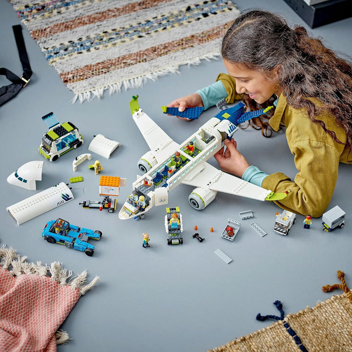 LEGO 60367 City Passagierflugzeug Spielzeug-Set, grosses Flugzeug-Modell mit Fahrzeugen des Flughafe