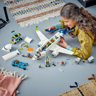 LEGO 60367 City Passagierflugzeug Spielzeug-Set, grosses Flugzeug-Modell mit Fahrzeugen des Flughafe