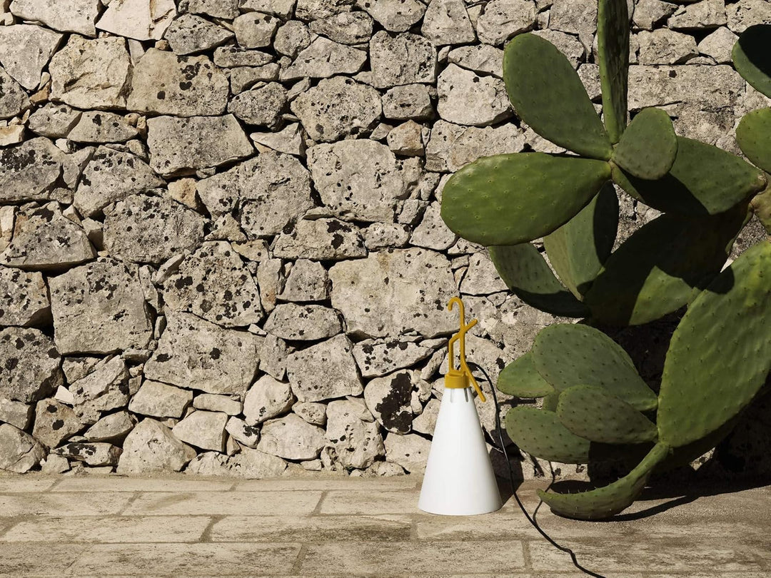 Flos Mayday Outdoor Allzweckleuchte aus Polypropylen in der Farbe Mustard-Yellow mit Haken-Griff, Ma