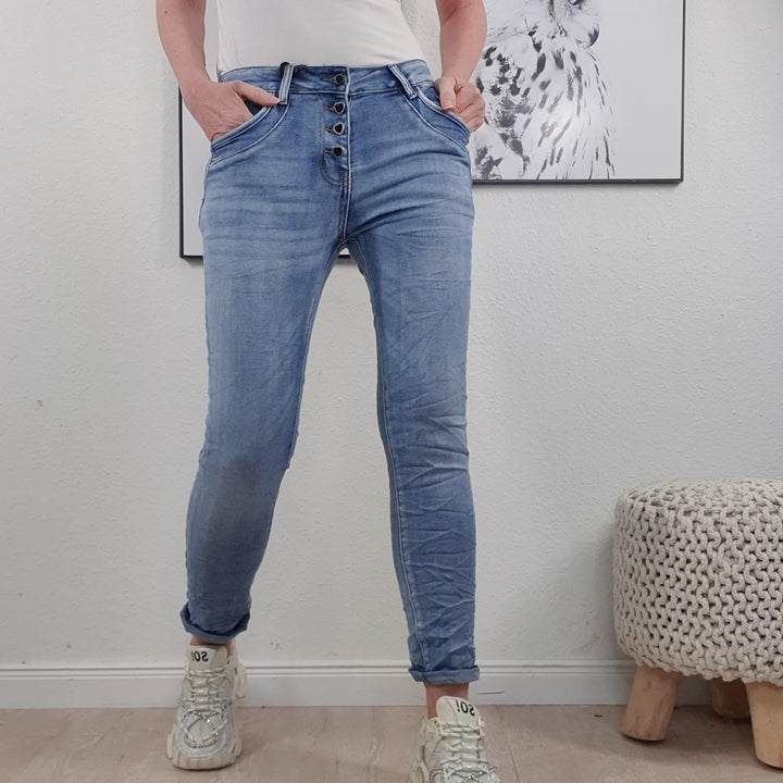 Jewelly Stretch Jeans| im Baggy Boyfriend Schnitt| Damen Hose mit dekorativer Knopfleiste| Perfekter