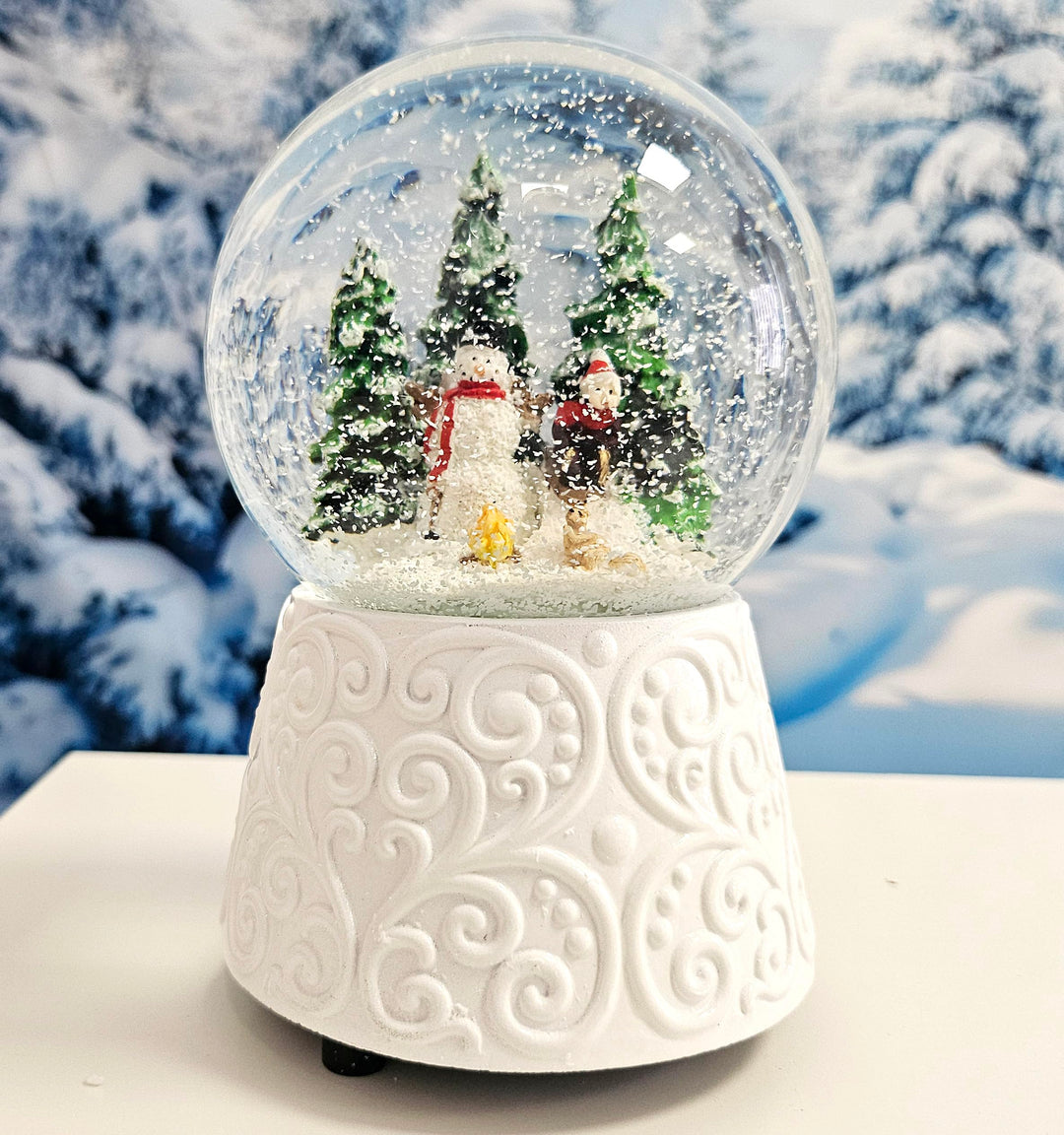 Schneekugel Weihnachten Spieluhr | Schneemann Steht Kind auf Schlitten| Ornament Sockel weiss | Höhe