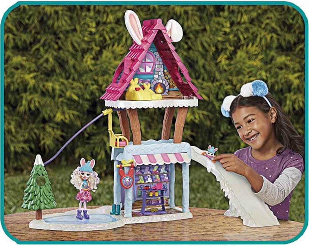 Enchantimals GJX50 - Hasen-Skihütte (ca. 63 cm) mit Bevy Bunny (ca. 15 cm), Tierfigur Jump, 5 Spielb