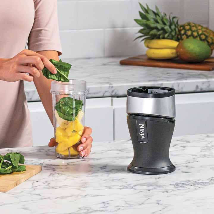 Ninja 700 W Slim Mixer & Smoothie Maker, 2 x 470 ml Becher mit Ausgiessdeckel, persönlicher Mixer, C
