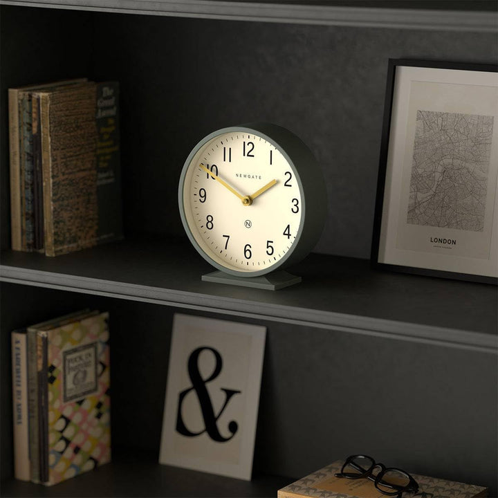 NEWGATE® Q Kaminsims Uhr | Moderne Klassische runde kaminuhr | Spargel grün | Zeitgenössischer Stil