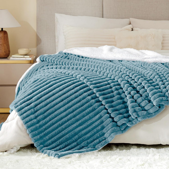 BEDELITE warme Decke Sherpa Kuscheldecke Flauschig Hellblau XXL 220x240 | dicke Deko Fleecedecke, Co