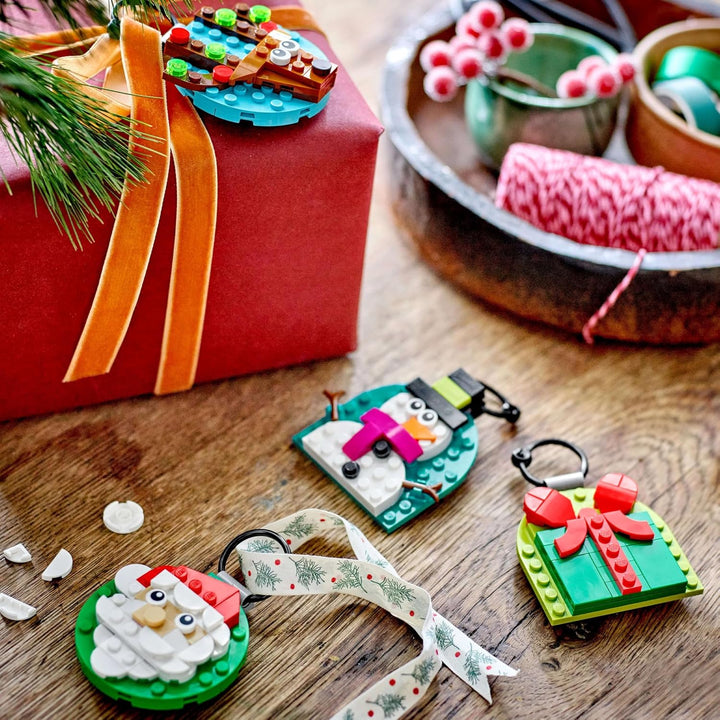 LEGO Verschiedene Christbaumanhänger - 4 Tannenbaum Dekorationen inkl. Weihnachtsmann, Schneemann &