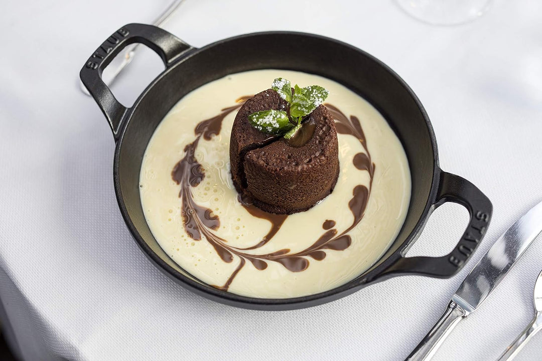 Staub 1301123 Mini-Auflaufform, rund 12 cm, 0,25 L mit mattschwarzer Emaillierung im Inneren der Auf