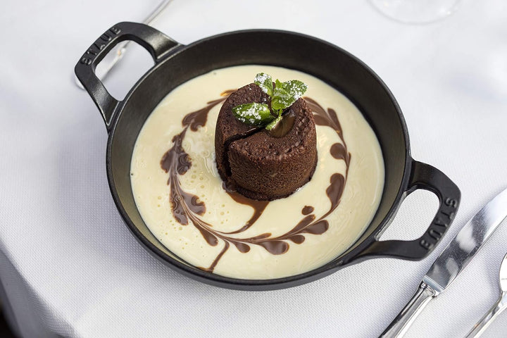 Staub 1301123 Mini-Auflaufform, rund 12 cm, 0,25 L mit mattschwarzer Emaillierung im Inneren der Auf