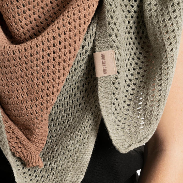 KNIT FACTORY - Lacey Stricktuch - Quadratisches Halstuch aus 30% Wolle und 70% Polyacryl - Umschlagt