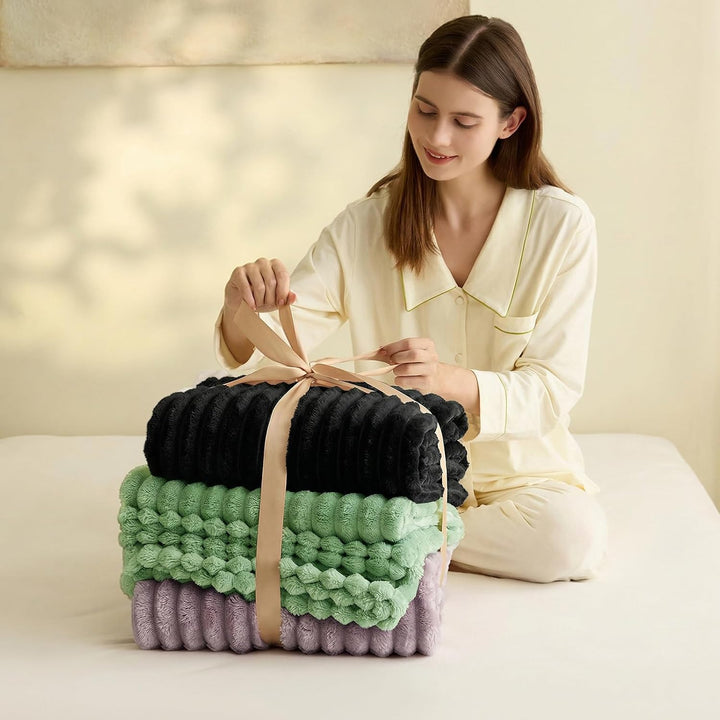 WAVVE Kuscheldecke Grün Flauschig Decke - 150x200cm - Weiche Flanell Fleecedecke, Sofadecke &amp; Couchd